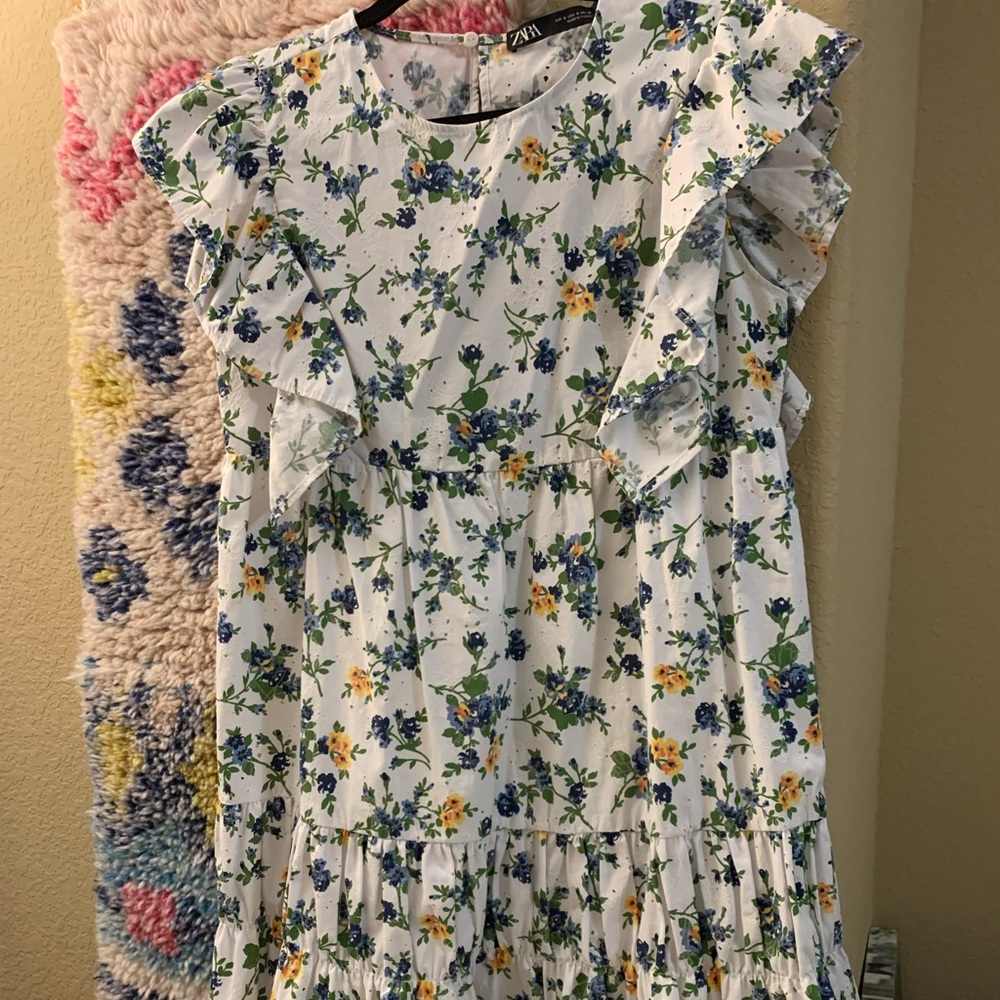 Lined mini dress by Zara. Floral print and white embroidery. 100% cotton.